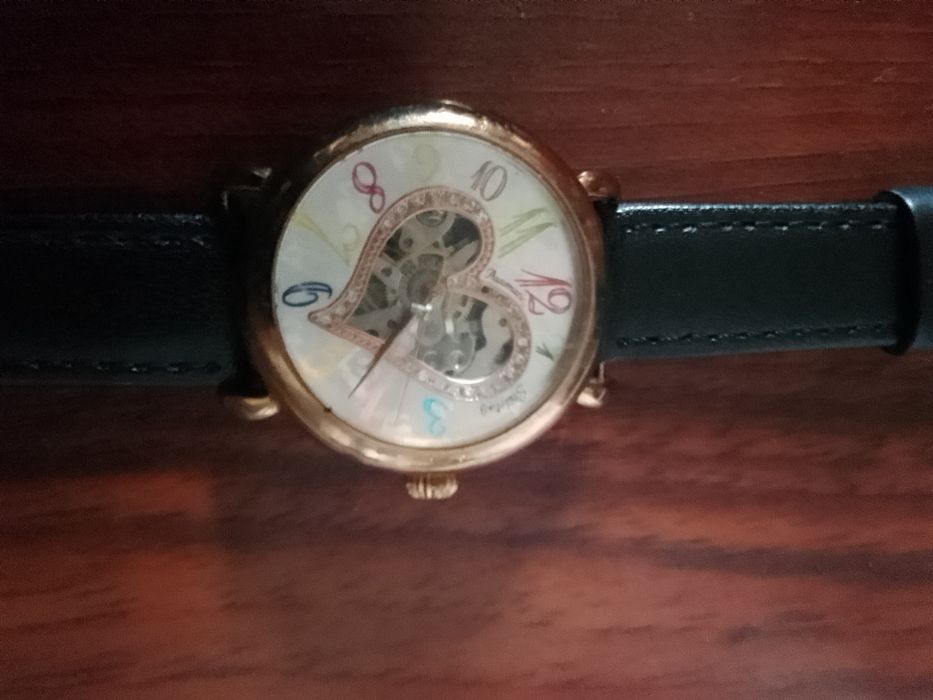 Relógio novo muito bonito e diferente é Dubai