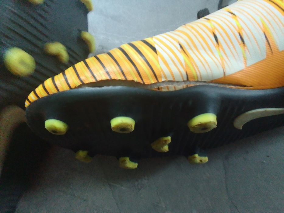 Buty do piłki nożnej r. 38.5