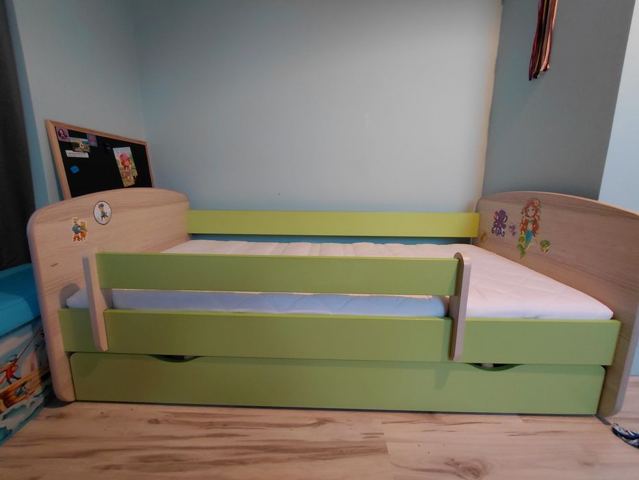 Meble dzieciece. Łóżko, regał i komoda