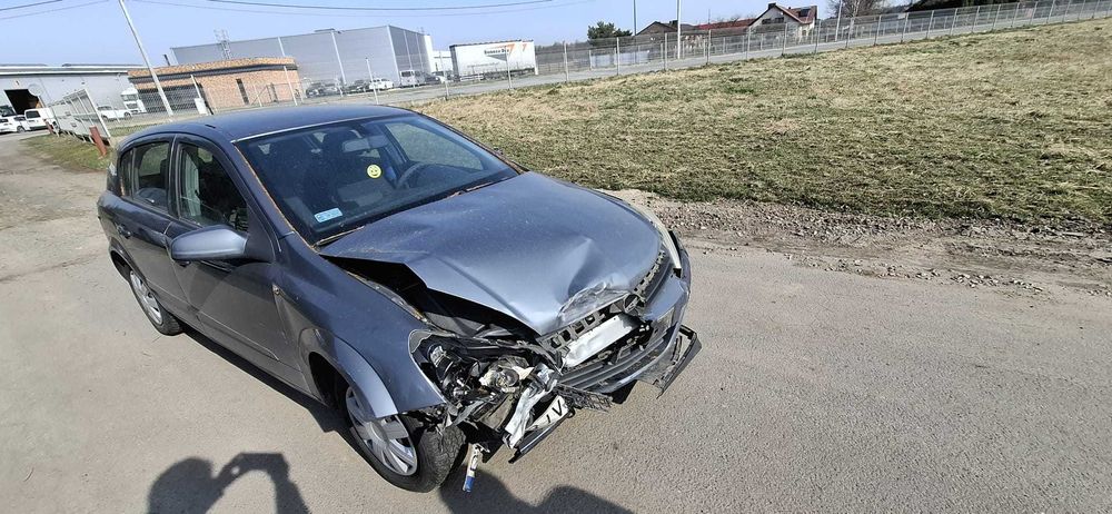 Opel Astra rocznik 2005 uszkodzony