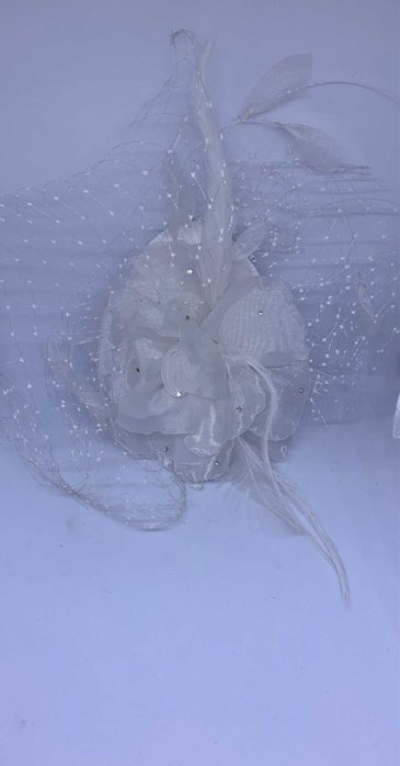 nowy biały fascynator ślubny średni kwiat piórka kryształki woalka