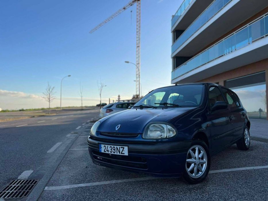 Uma viatura Clio