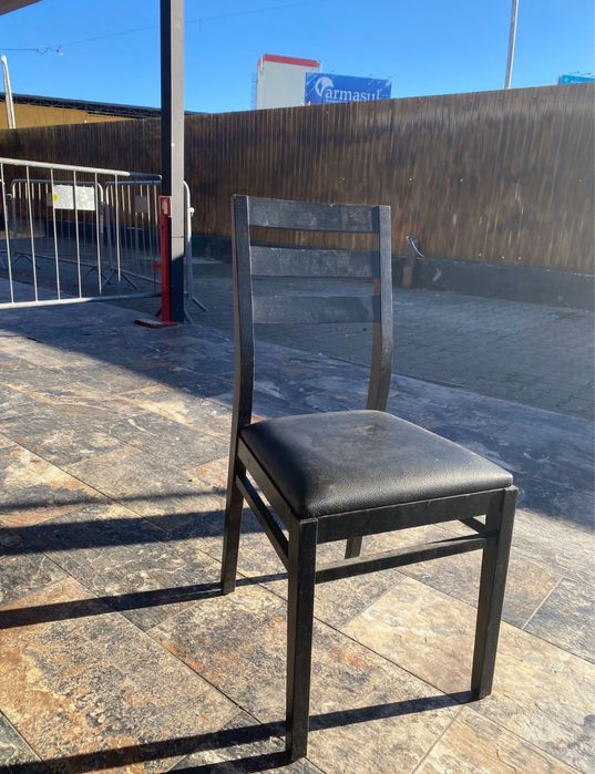 Lote 100 Cadeiras de restaurante estofadas de couro por 2000€