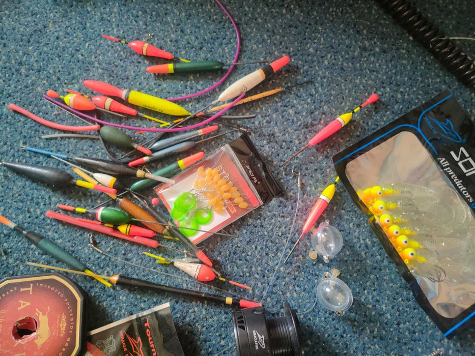 3 wędki plus 3 kołowrotki + dodatki