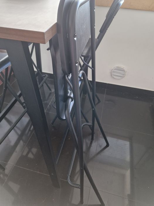 Conjunto mesa e cadeiras altas ikea