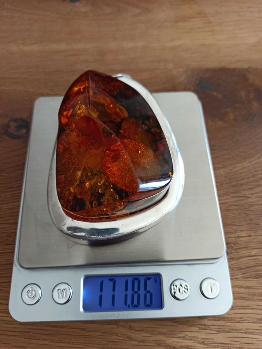 Srebrny wisior z bursztynem bałtyckim 172 gramy.