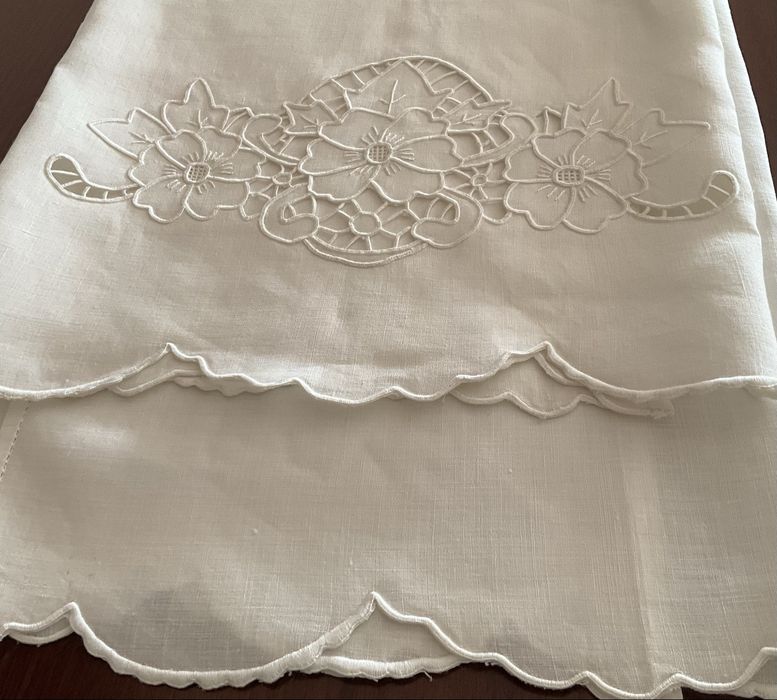 Conjunto 3 toalhas em linho puro, bordadas à mão