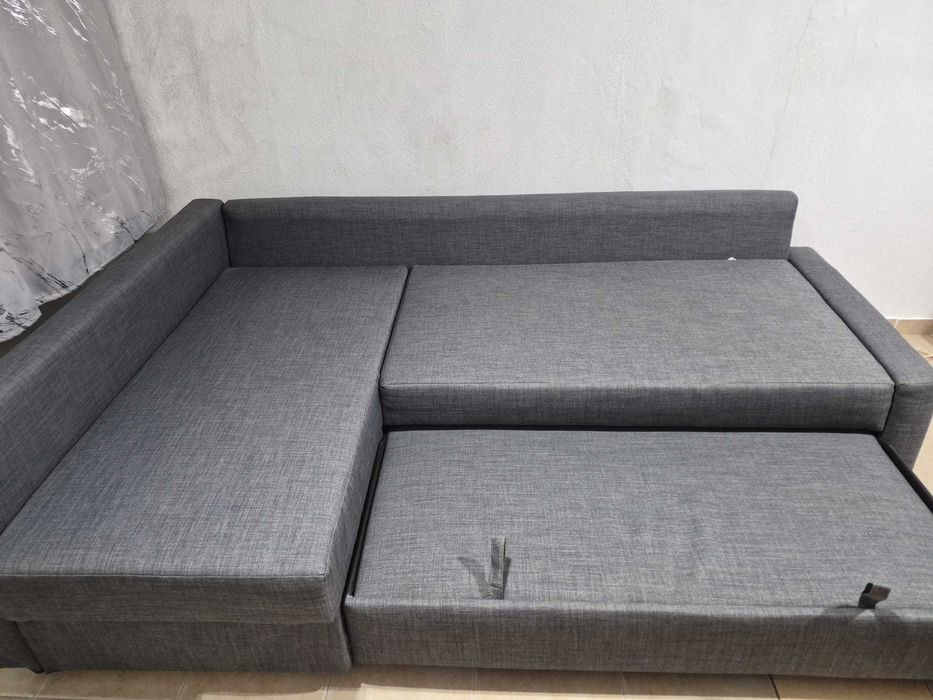 Sofá de canto cinzento com chaise longue e arrumação