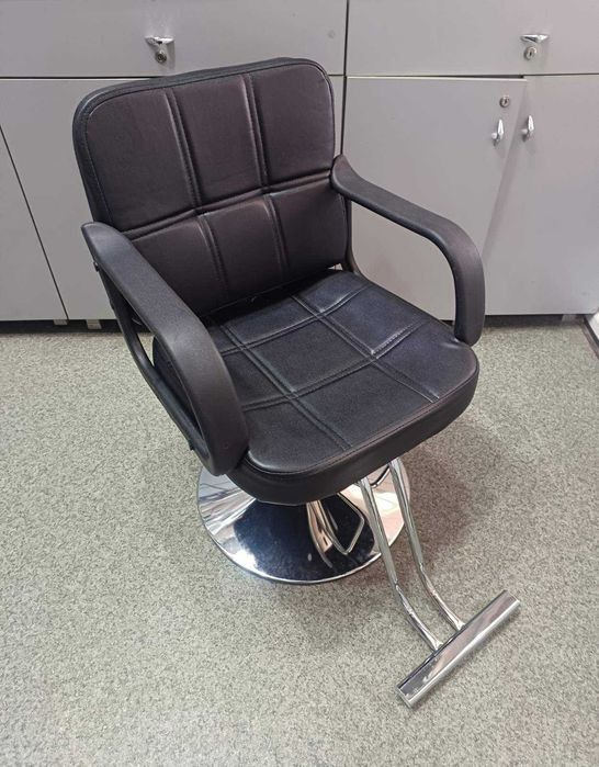 Кресло парикмахерское черное (кожзам) на гидравликеНВ-А8846