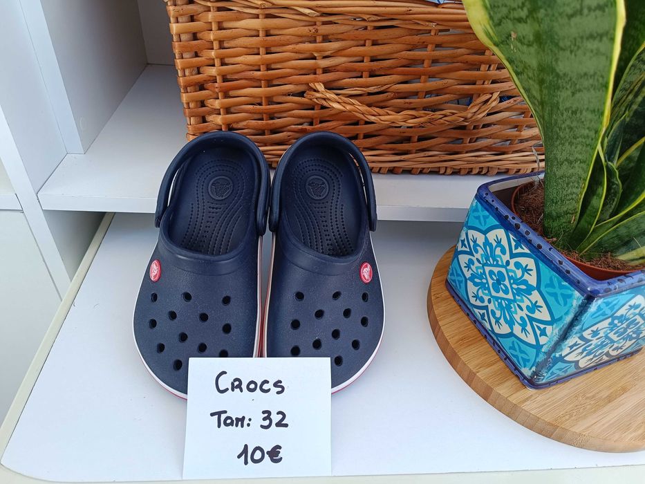 Chinelos Haivaianas e Crocs de criança