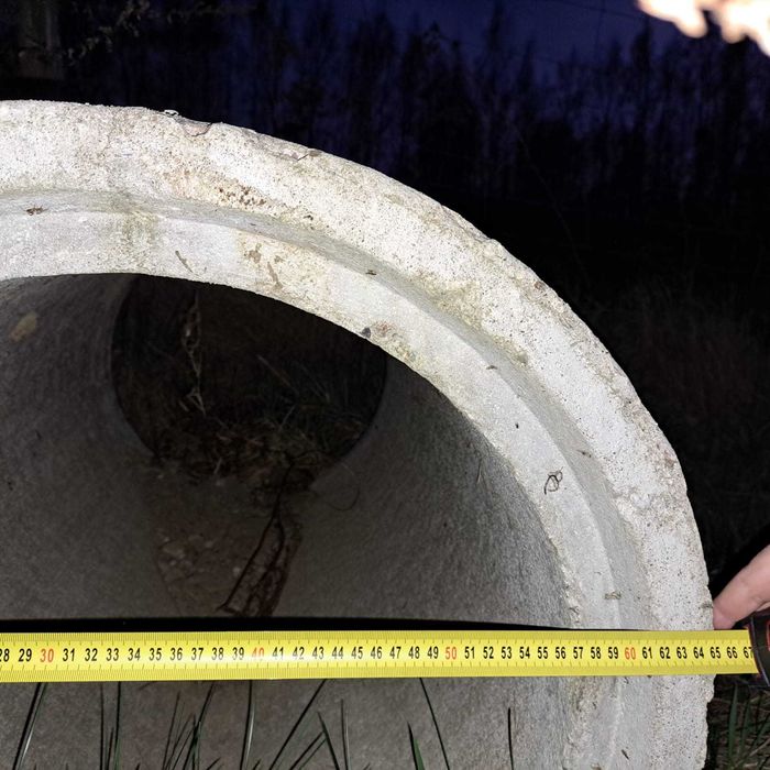 4 kanały betonowe o wysokość 1m. Śr. zew. 64 cm, śr. wew. 47.5cm