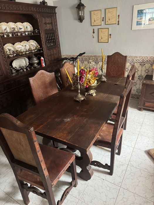 Conjunto de Móveis em Madeira Maciça – Mesa + Cadeiras + 2 Mobílias
