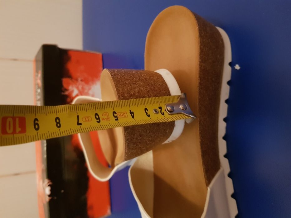 Białe klapki 41 delikatny koturn
