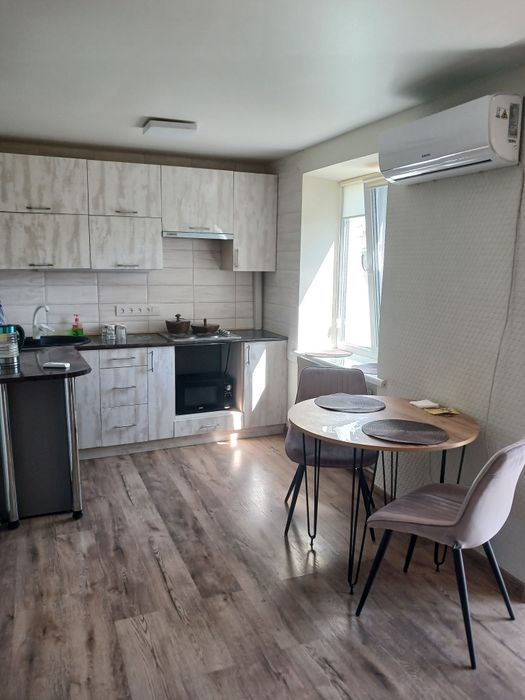 Посуточно квартирая студия светлая центр!