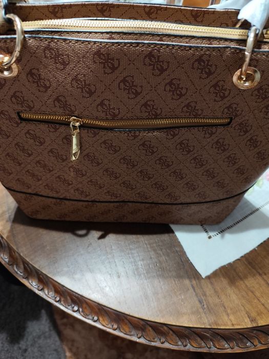 Malote Guess camel tem porta moedas incluído,saco de pó é magnífica