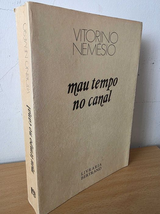 Livro "Mau Tempo no Canal" de Vitorino Nemésio