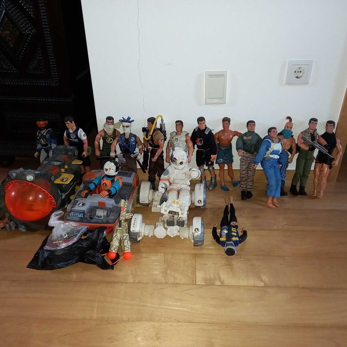 Action Man - Collection of 18 Figures + Vehicles + Accessories64729684361219120