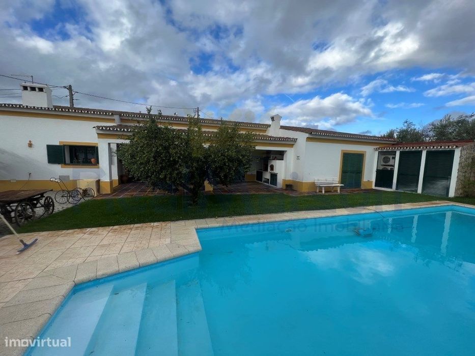 Vende-se Moradia T3 c/ Piscina em Vila Boim