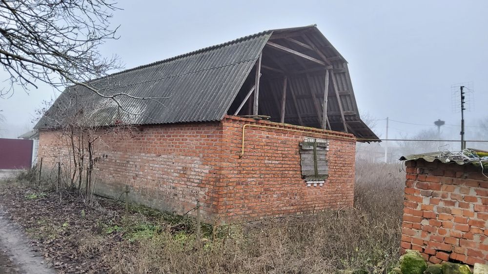 Продається будинок. м. Турбів. Ділянка-12с. Господарські будівлі.