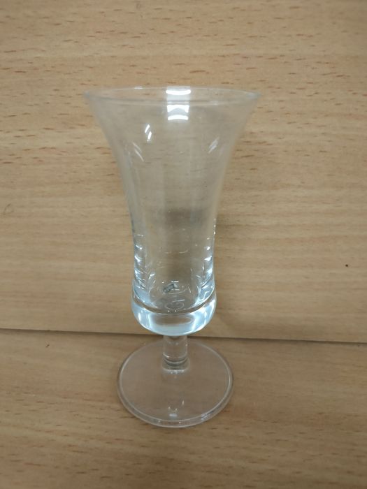 Copos de vidro para licor.