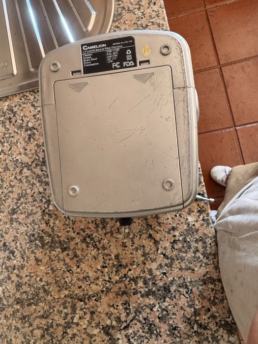 Vendo mini televisão portátil com rádio AM/FM
