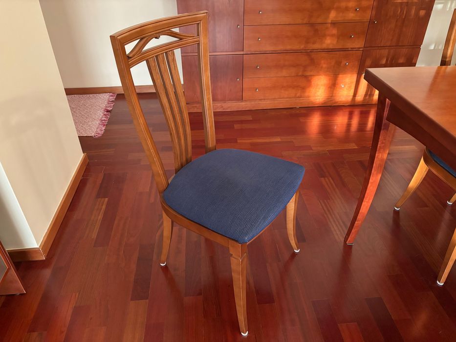 Mesa de sala e conjunto de 6 cadeiras