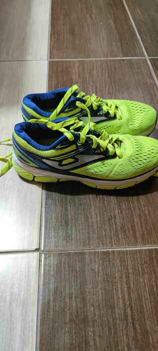 Спортивні кросівки 42 розміру
