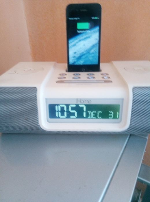 Чохол до IPhone 4s 32gb +ihome док станція, телефон в подарок