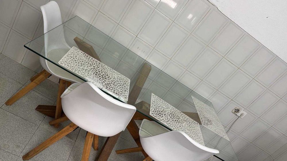 Mesa com 4 cadeiras