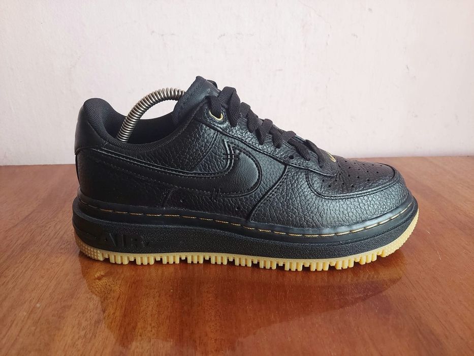 Кроссовки Nike Air Force оригінал

Розмір по бірці: 
US 7.5  UK  6.5