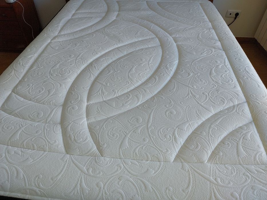 Cama com colchão e estrado