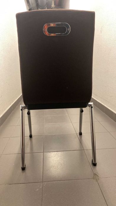 Cadeira Castanha para eventos e reuniões