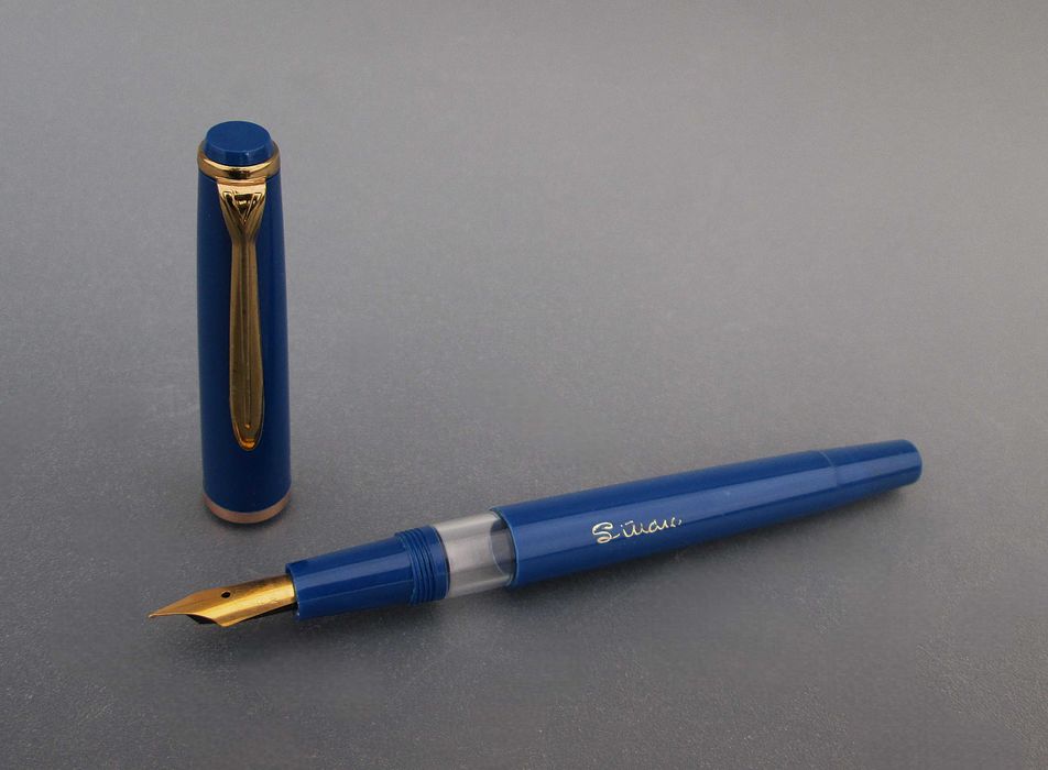 Antiga Caneta de Tinta Permanente STUDIO em cor Azul - NUNCA USADA