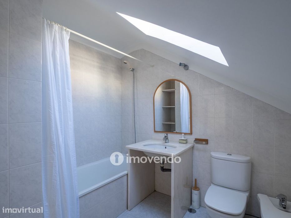 Moradia T6 com jardim, terraço e garagem, em Rio de Mouro
