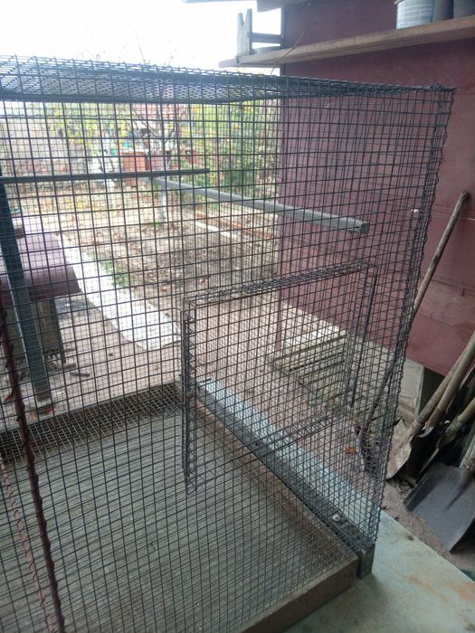 Клітки для розведення папуг.