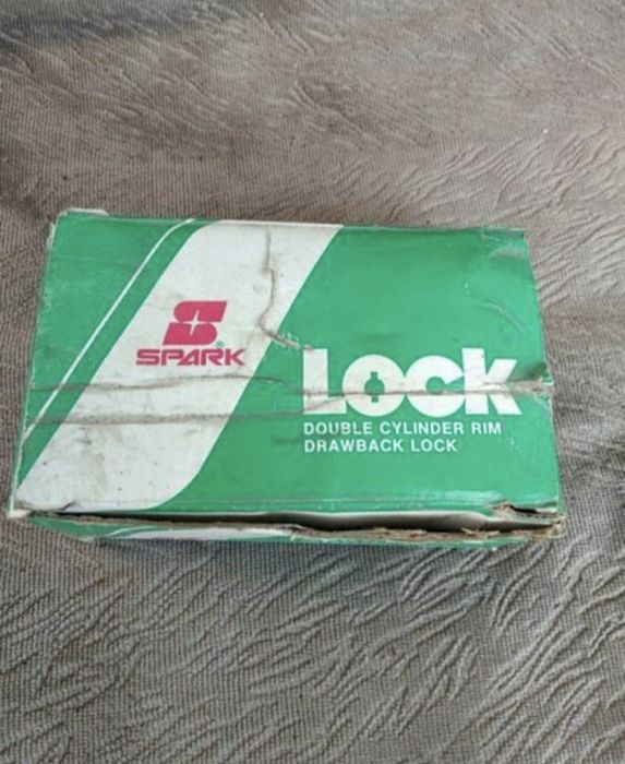 Накладний дверний замок.