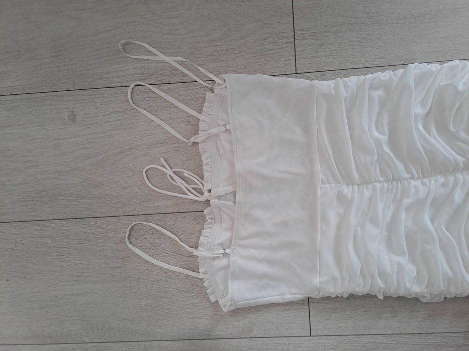 biała sukienka mini gorsetowa
