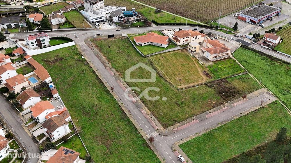 Lote de terreno destinado à construção de moradia, situado em uma loca
