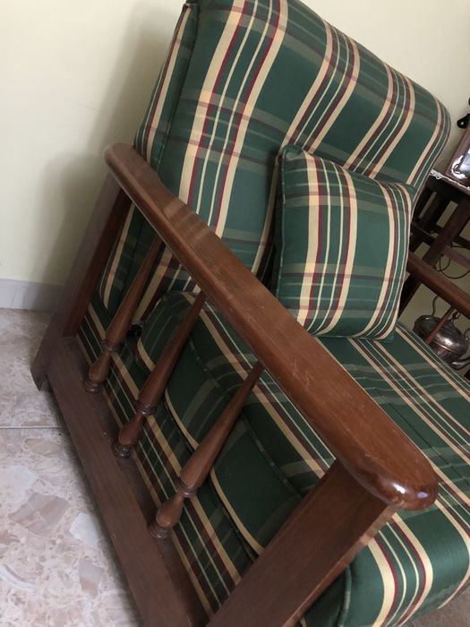 Cadeiroes em tecido e madeira