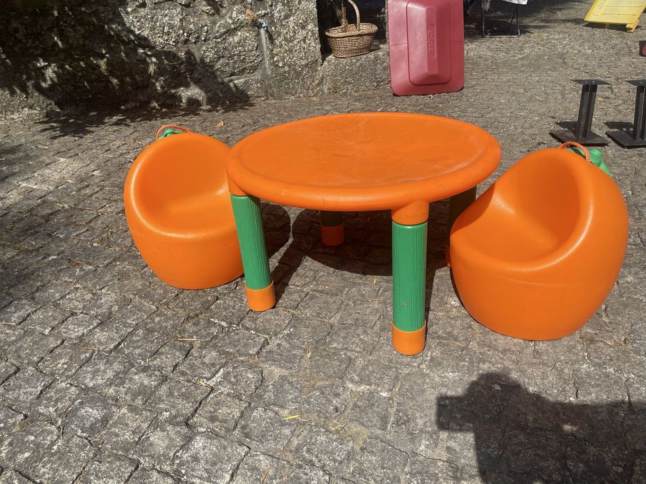 Mesa e 2 cadeiras crianca plastico Chicco
