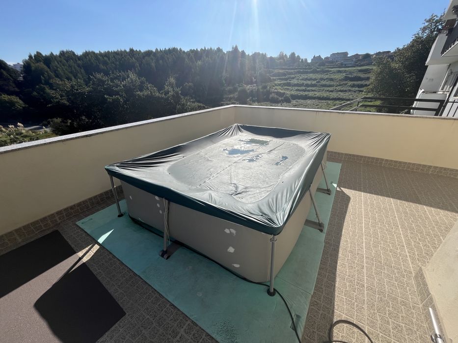 Piscina com acessorios