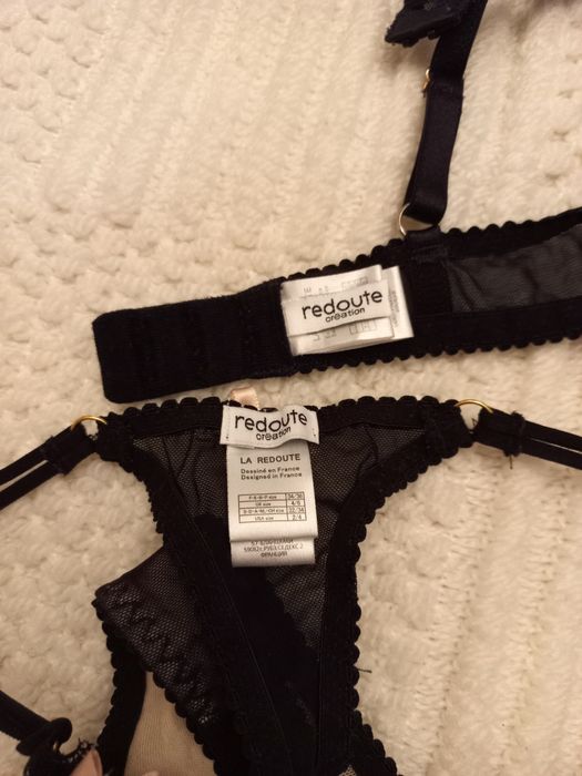 Conjunto de soutien e tanga pretos com fitas e laços salmão