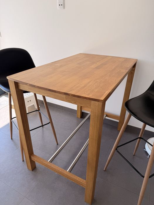 Mesa de bar com cadeiras