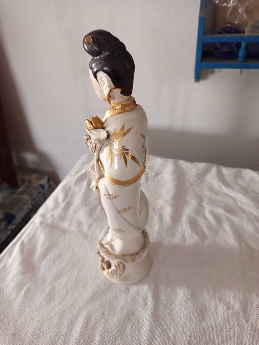 Deusa Chinesa da Felicidade com flor de lótus. 30 cm