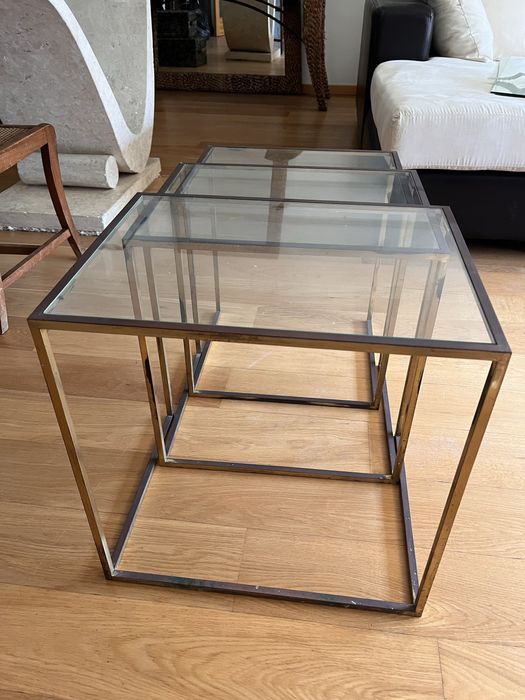 Conjunto de mesas de apoio em vidro e metal