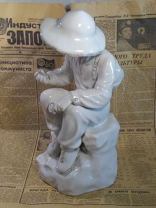 84年製　イタリア　L'Aquilone ラクイローネ　スーツ姿の男性陶器像 Редкая статуэтка МАЛЬЧИК ГЕОЛОГ Юный антиквар с лупой Полонне ЗХК
