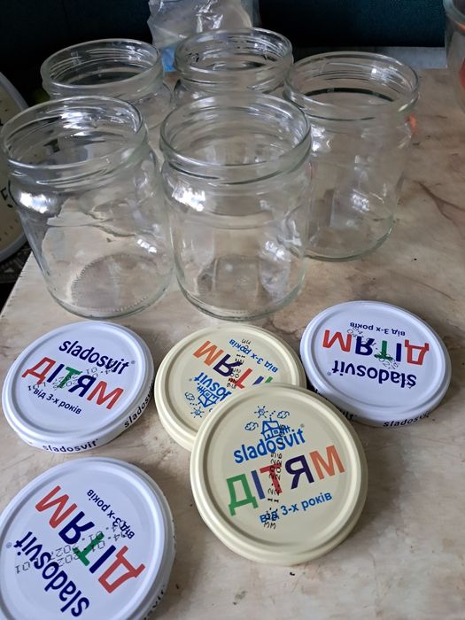 Банки  0,5 литра с кришками по 5гр.