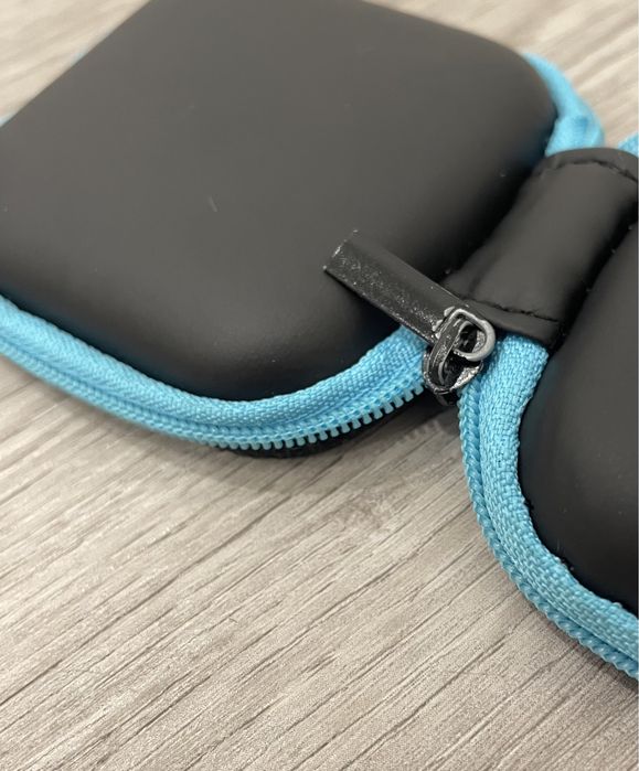 Pequena bolsa azul e preta