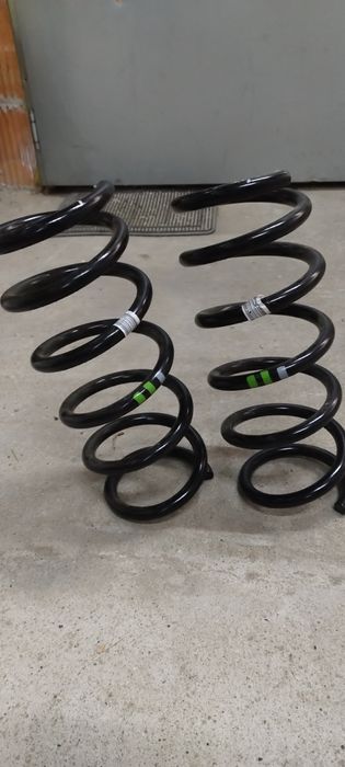 Sprężyny  tył peugeot rifter