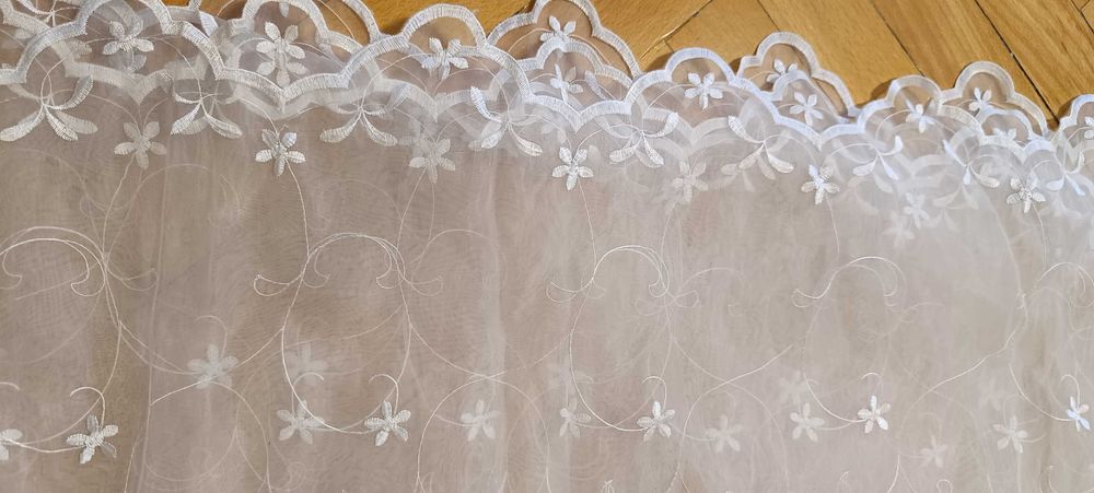 Elegancka biała zasłona na okno